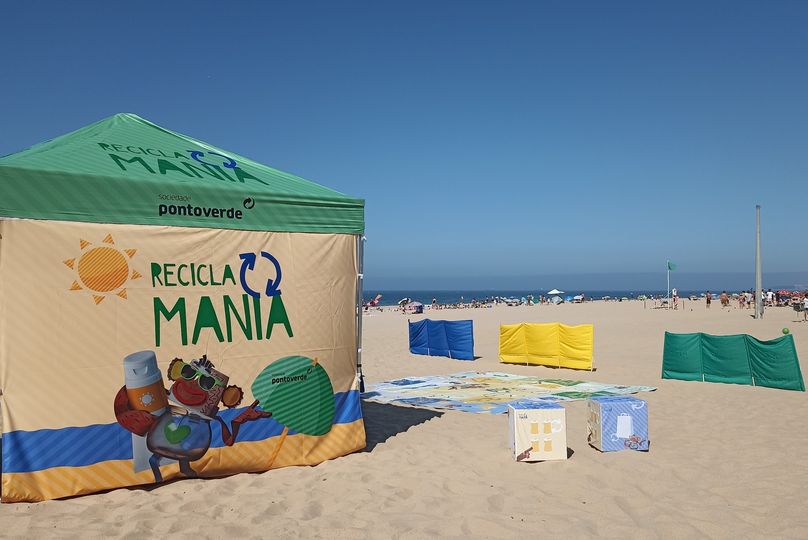 Jogo de tabuleiro gigante nas praias ensina a reciclar
