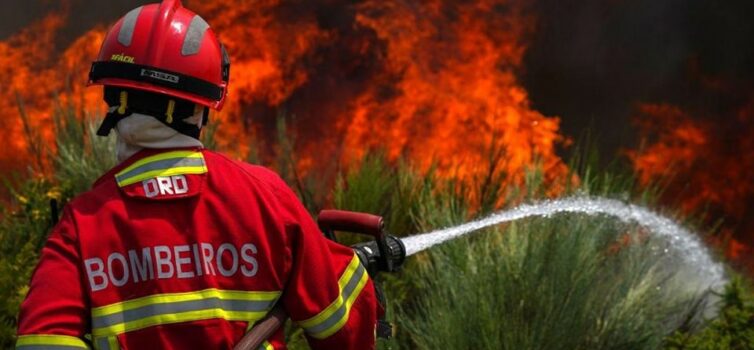 Mais de 100 operacionais combatem incêndio no Fundão