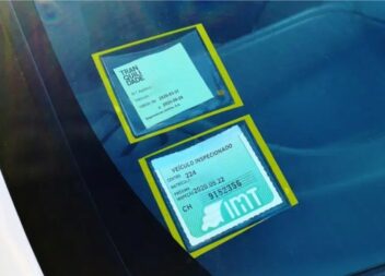 Selo do seguro deixa hoje de ser obrigatório no vidro do carro
