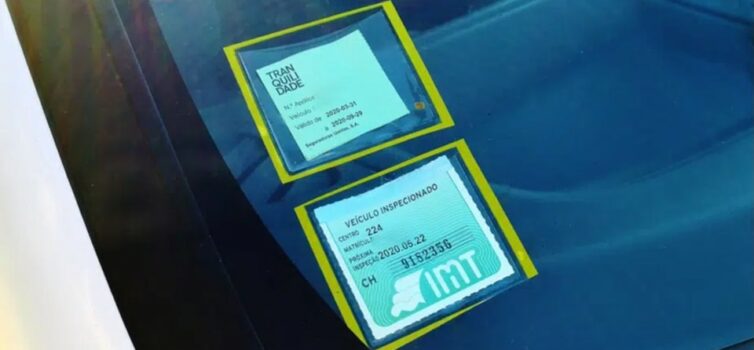Selo do seguro deixa hoje de ser obrigatório no vidro do carro