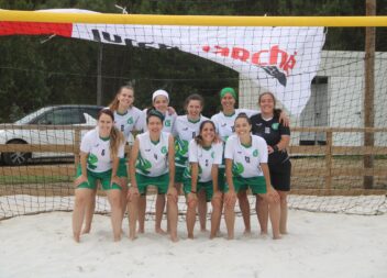Torneio de futebol de praia de seniores femininos