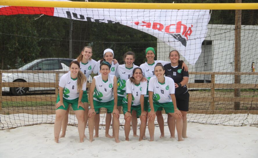 Torneio de futebol de praia de seniores femininos