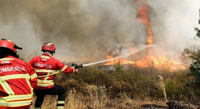 Três meios aéreos combatem incêndio no Fundão
