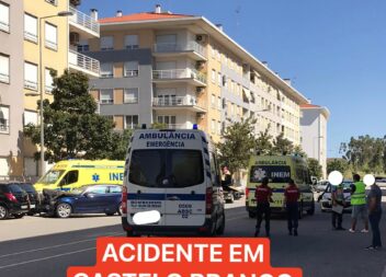 Uma colisão entre dois automóveis ocorreu na Rua Professor Sebastião António Mor