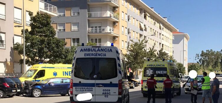 Uma colisão entre dois automóveis ocorreu na Rua Professor Sebastião António Mor