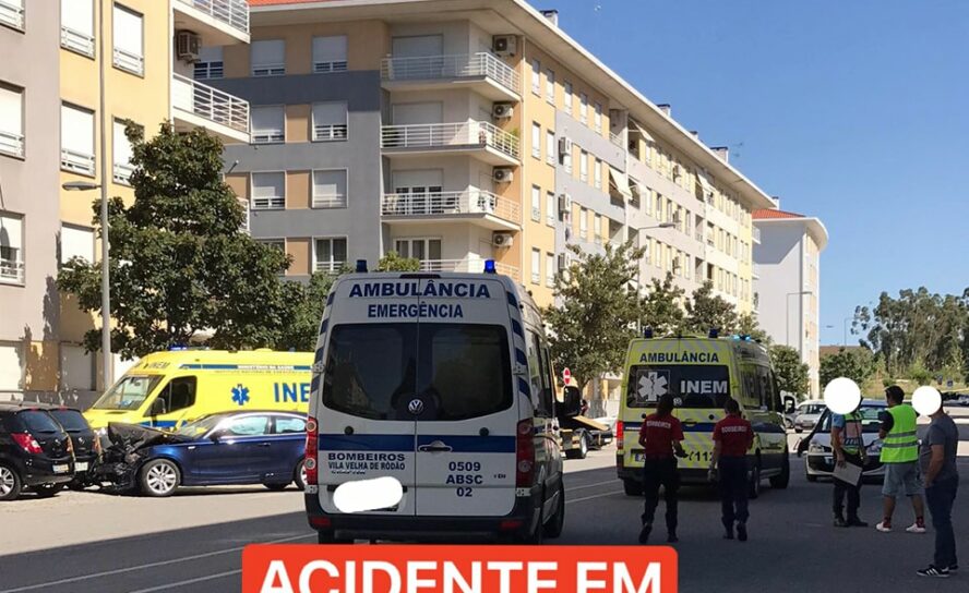 Uma colisão entre dois automóveis ocorreu na Rua Professor Sebastião António Mor