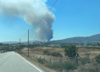 3 meios aéreos combatem incêndio na Covilhã