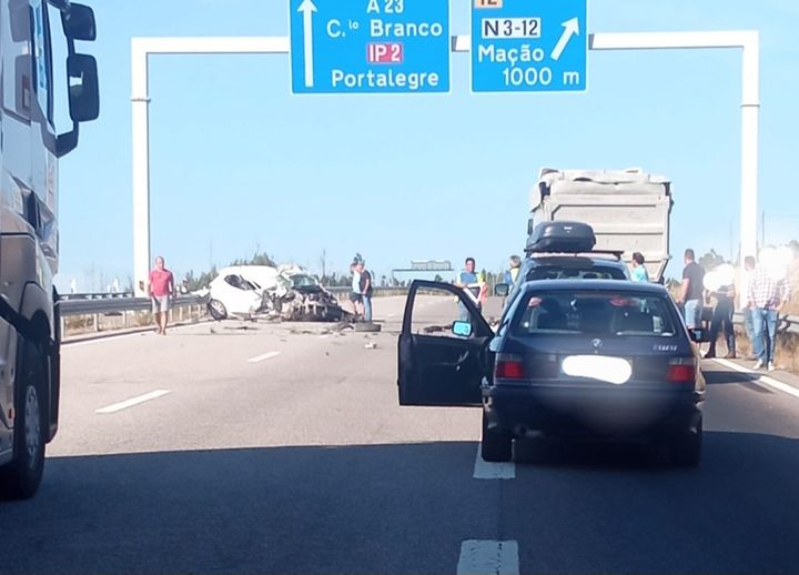 Acidente na A23 entre automóvel e pesado de mercadorias faz um ferido