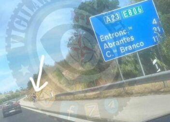 Duas pessoas circulam a pé na A23 no sentido Torres Novas - Entroncamento. Prudê