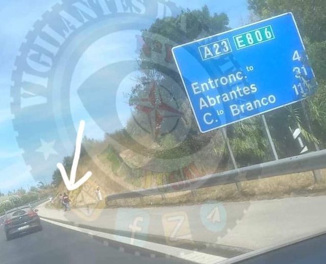 Duas pessoas circulam a pé na A23 no sentido Torres Novas - Entroncamento. Prudê