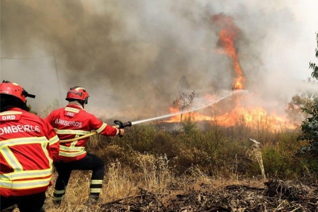 Incêndio deflagra no Fundão