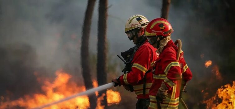 Mais de uma centena de operacionais combatem incêndio em Penamacor
