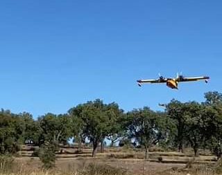 Meios aéreos abastecem na Barragem da Marateca