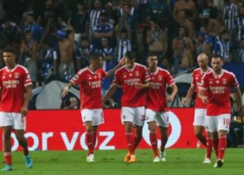 O Benfica venceu, esta quarta-feira, o F. C. Porto por 2-0 e conquistou a Supert