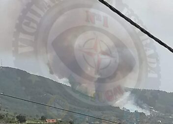 Sete meios aéreos combatem incêndio no Fundão