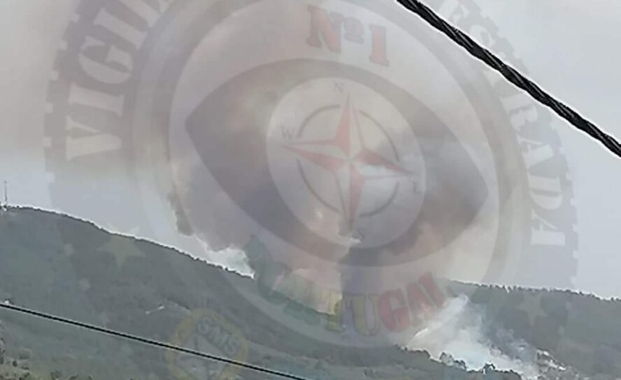 Sete meios aéreos combatem incêndio no Fundão
