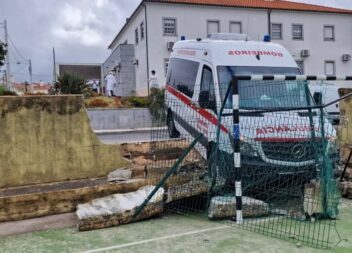 Ambulância de Proença-a-Nova colidiu contra muro de Escola