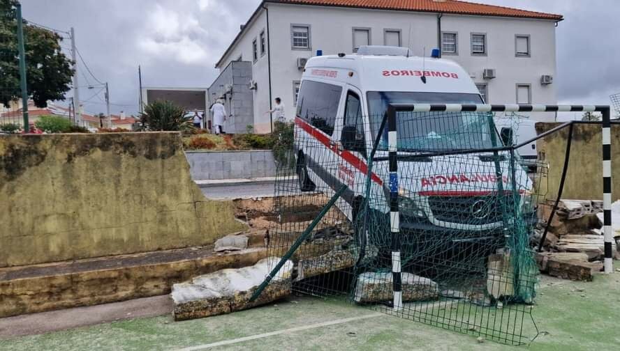 Ambulância de Proença-a-Nova colidiu contra muro de Escola