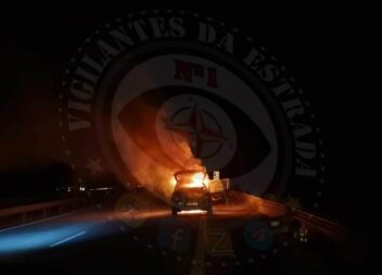 Automóvel arde na A23