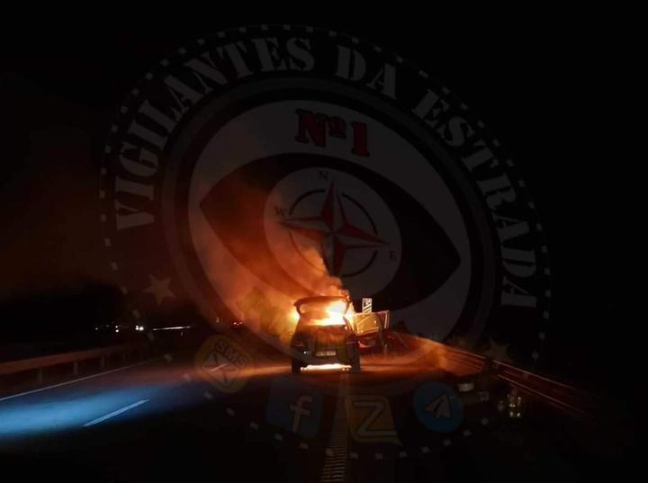 Automóvel arde na A23