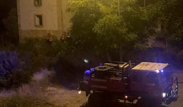 Bombeiros controlam fogo em habitação devoluta em Castelo Branco