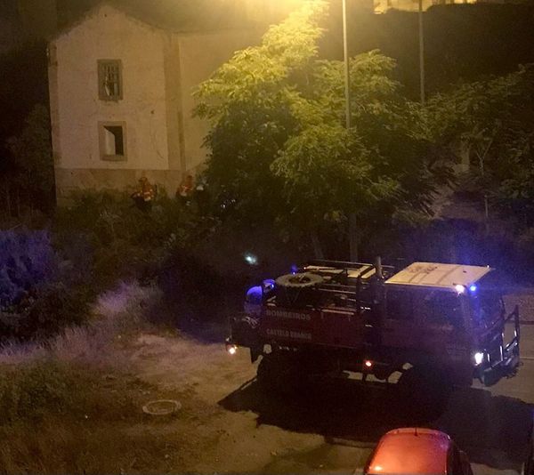 Bombeiros controlam fogo em habitação devoluta em Castelo Branco