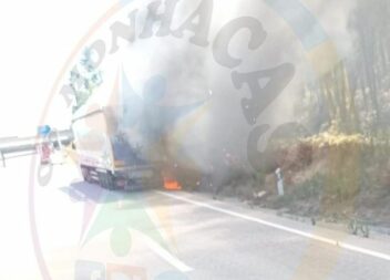 Camião arde no IC8