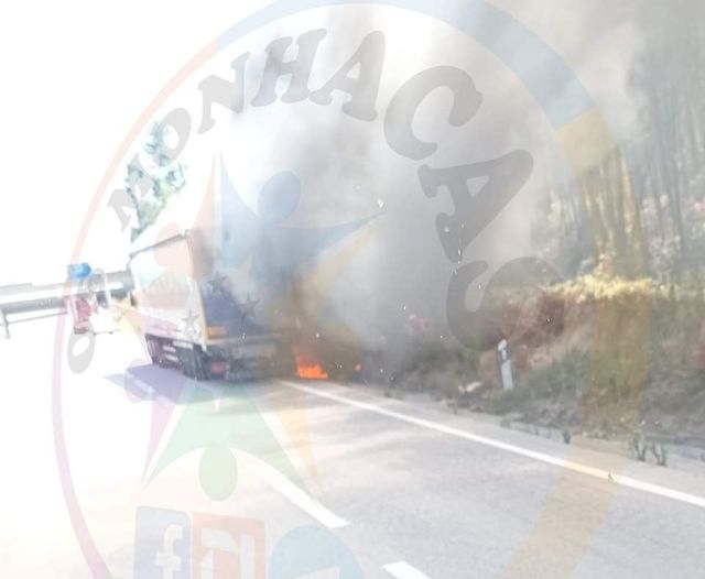 Camião arde no IC8