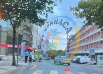 Colisão entre dois veículos ligeiros de passageiros na Av. 1º De Maio