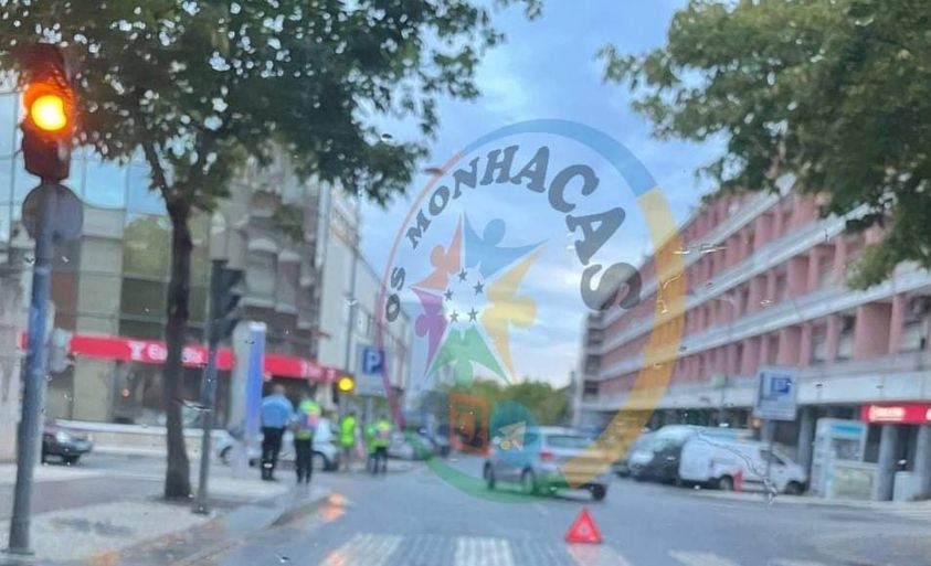 Colisão entre dois veículos ligeiros de passageiros na Av. 1º De Maio