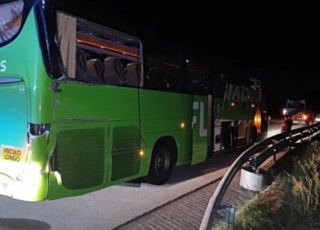 Autocarro da FlixBus colide com camião na A13 e faz quatro feridos