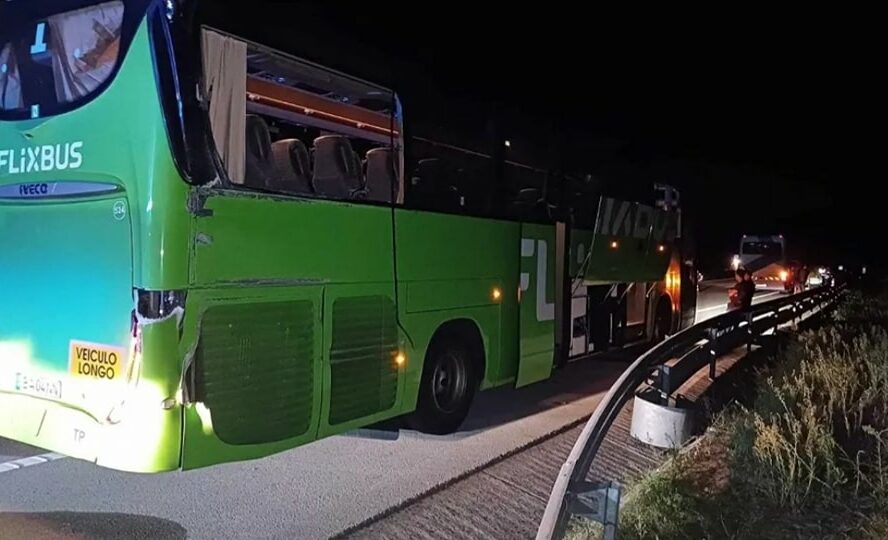 Autocarro da FlixBus colide com camião na A13 e faz quatro feridos