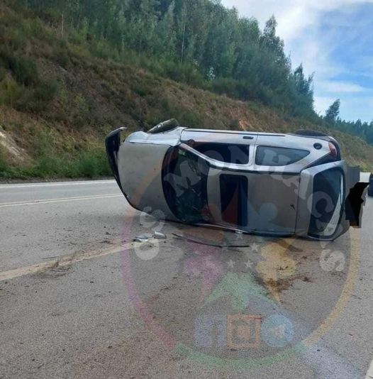 Automóvel capotou no IC8