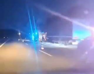Camião incendeia-se na A23
