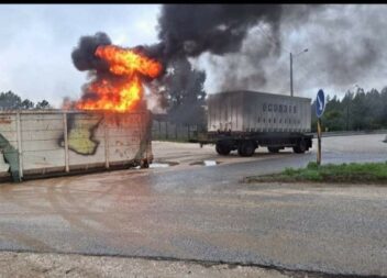 Contentor arde no IC8