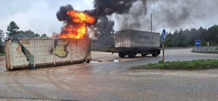 Contentor arde no IC8