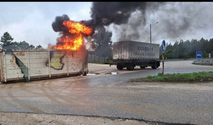Contentor arde no IC8