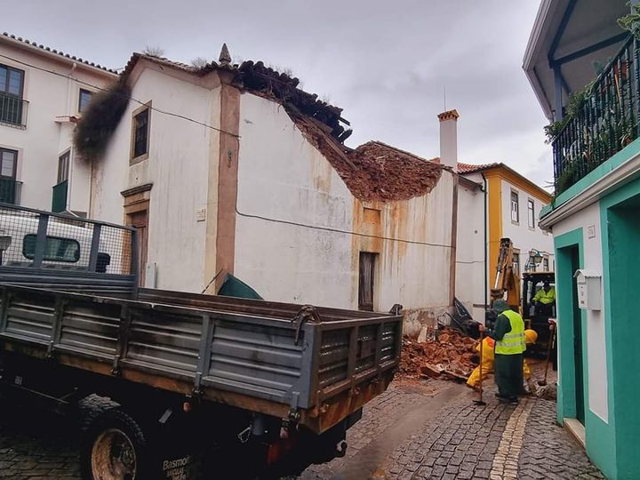 Derrocada leva ao corte de trânsito na Sertã