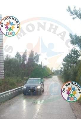 Poste elétrico tombado na EN359