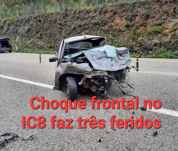 Uma colisão entre dois automóveis no IC8, na zona de Aguda