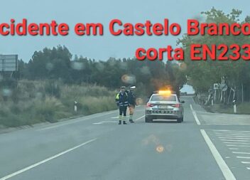 Uma colisão rodoviária entre dois veículos ligeiros de passageiros ocorreu na EN