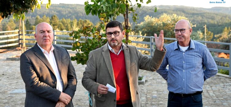 Aldeia de Bugios requalifica largo
