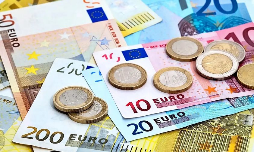 Aumento do salário mínimo para 820 euros em 2024 promulgado pelo Presidente da R