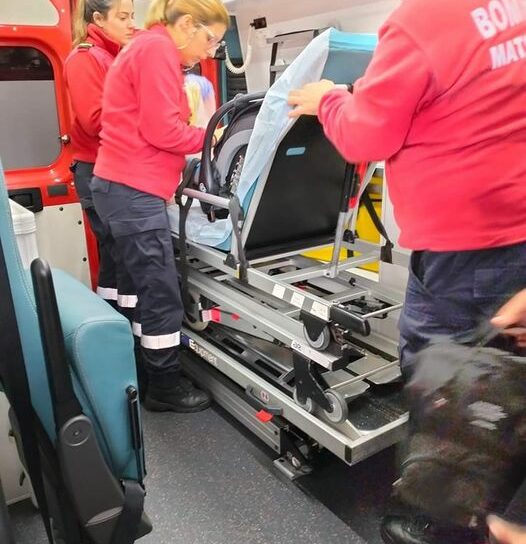 Bombeira salva bebé incapaz de respirar