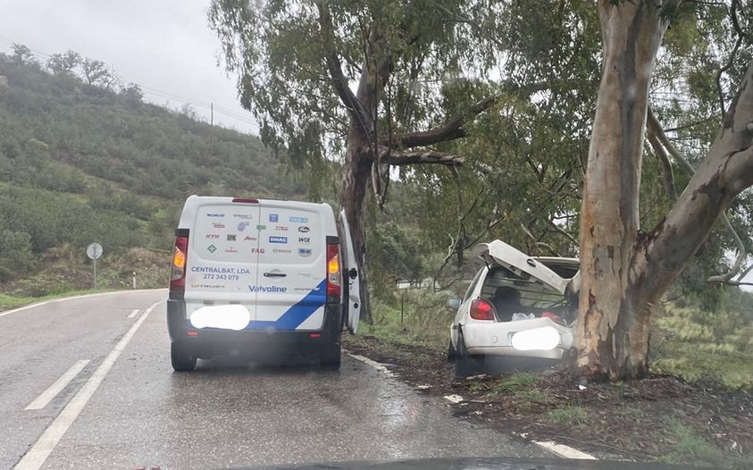 Despiste resulta em danos materiais