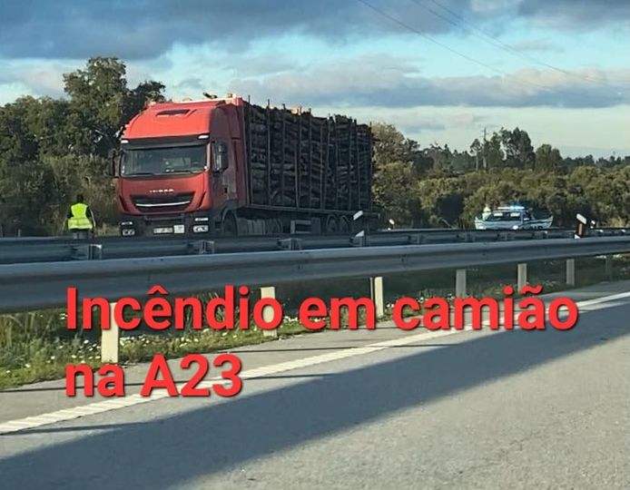 Incêndio em pesado de mercadorias na A23
