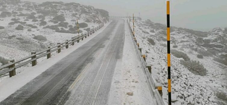 Neve vai pintando de branco a Serra da Estrela