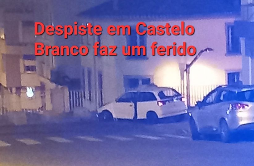 O condutor de um veículo ligeiro de passageiros sofreu ferimentos leves após se