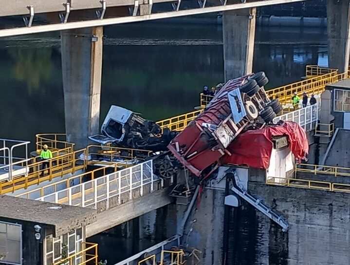 Camião despista-se e cai na Barragem do Fratel