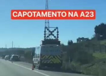Um despiste seguido de capotamento de um veículo ligeiro de passageiros, na A23,